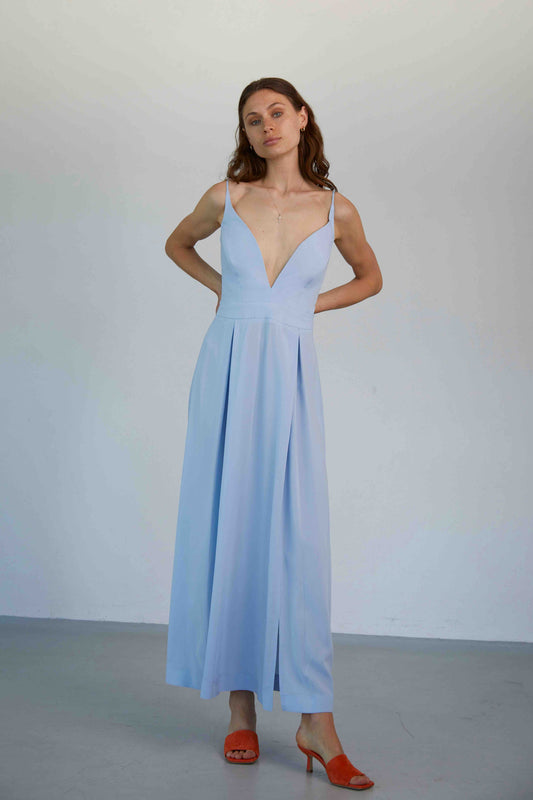 Model trägt das Malina Kleid in hellblauer Viskose mit Corsage, Spaghettiträgern und Schlitz