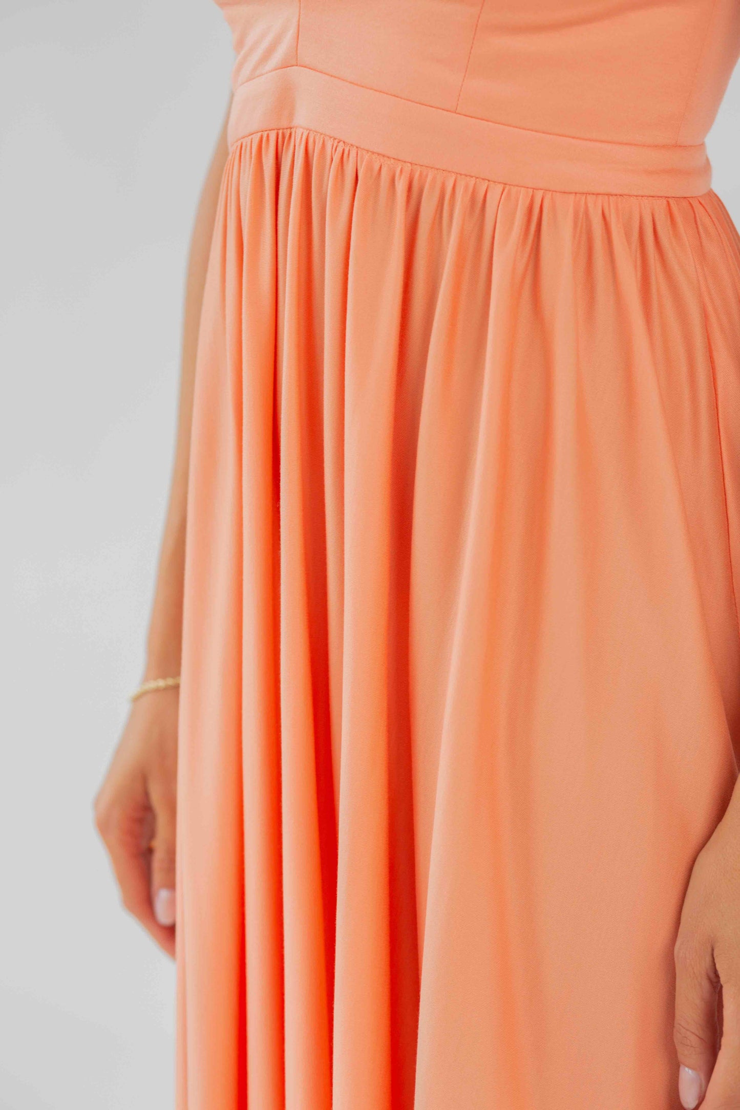 Weicher, elastischer Modalstoff in Apricotfarben – Stoffdetail des Malina Kleids