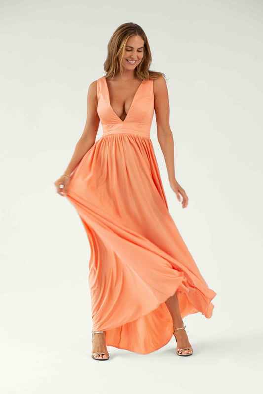 Das lange Malina Kleid aus Shiny Peach Modal in Bewegung – fließender Stoff mit elegantem Glanz