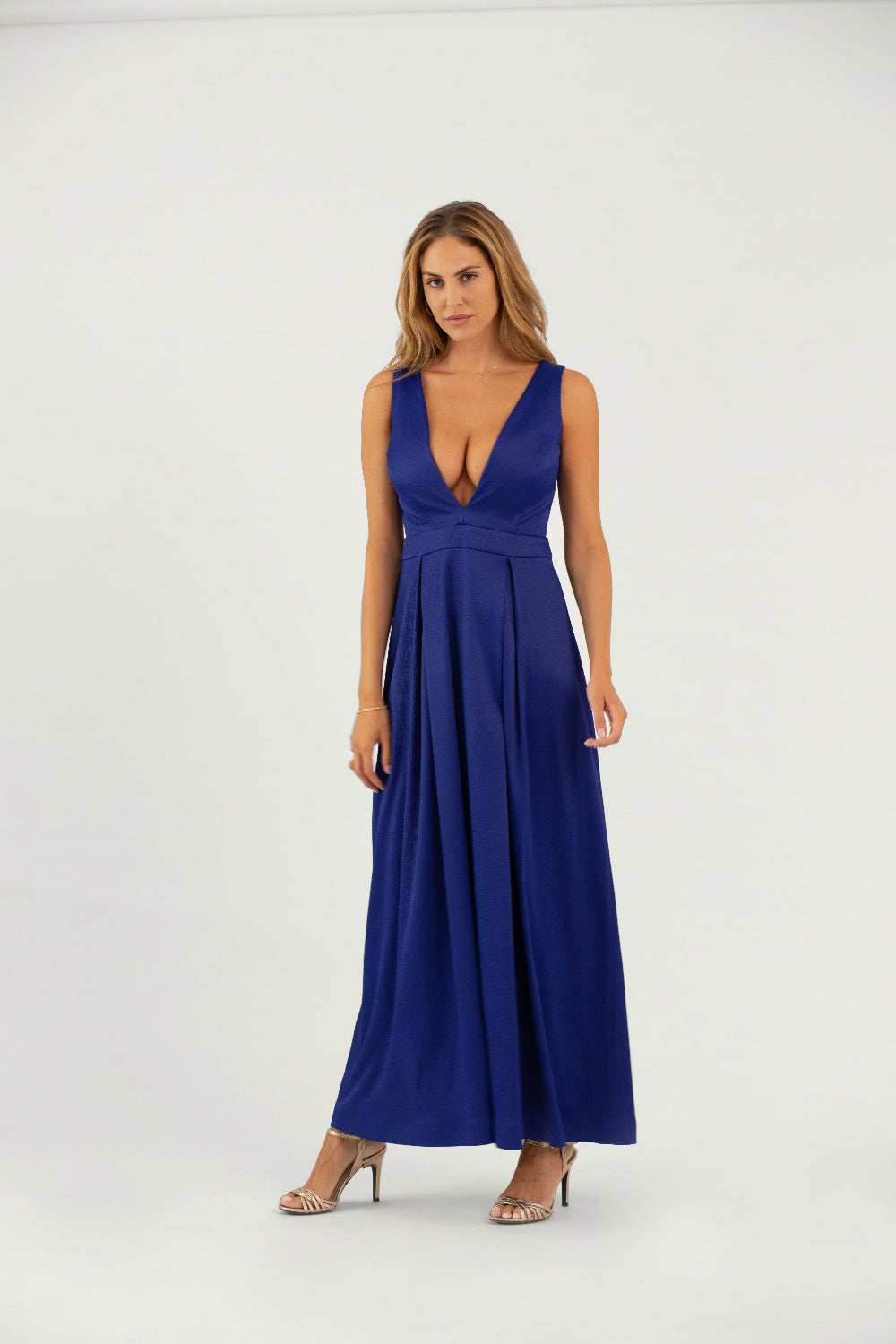 Detailansicht des glänzenden Stoffes des Malina Kleides in Bold Blue mit besonderer Haptik
