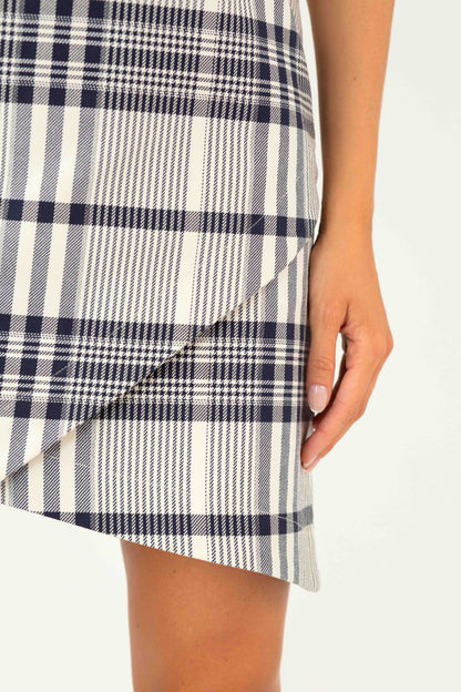 Detailansicht des weißen Baumwollstoffs mit königsblauem Karomuster am Rina Kleid